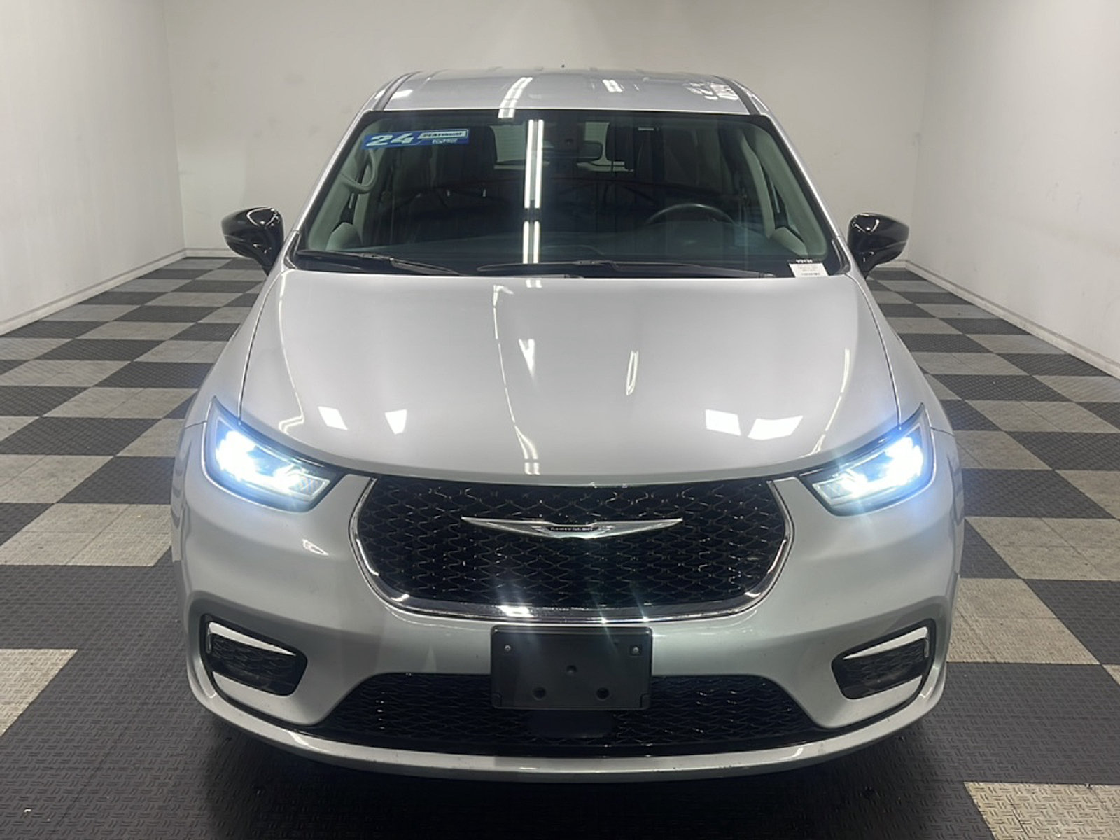 Used 2024 Chrysler Pacifica Touring-L FWD image 25