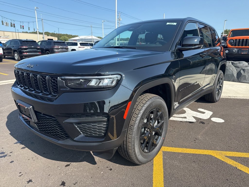 New 2025 Jeep Grand Cherokee Altitude image 3