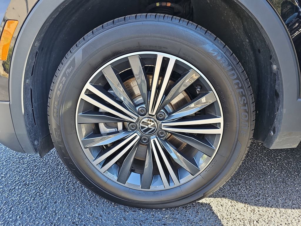 Used 2024 Volkswagen Tiguan SE image 40