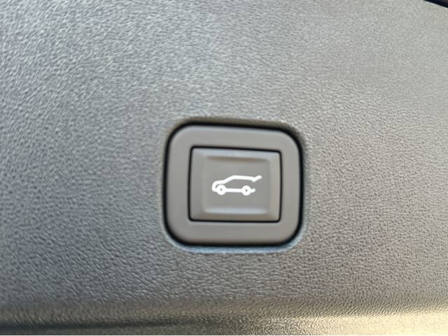 Used 2025 Cadillac Optiq Luxury 1 image 32