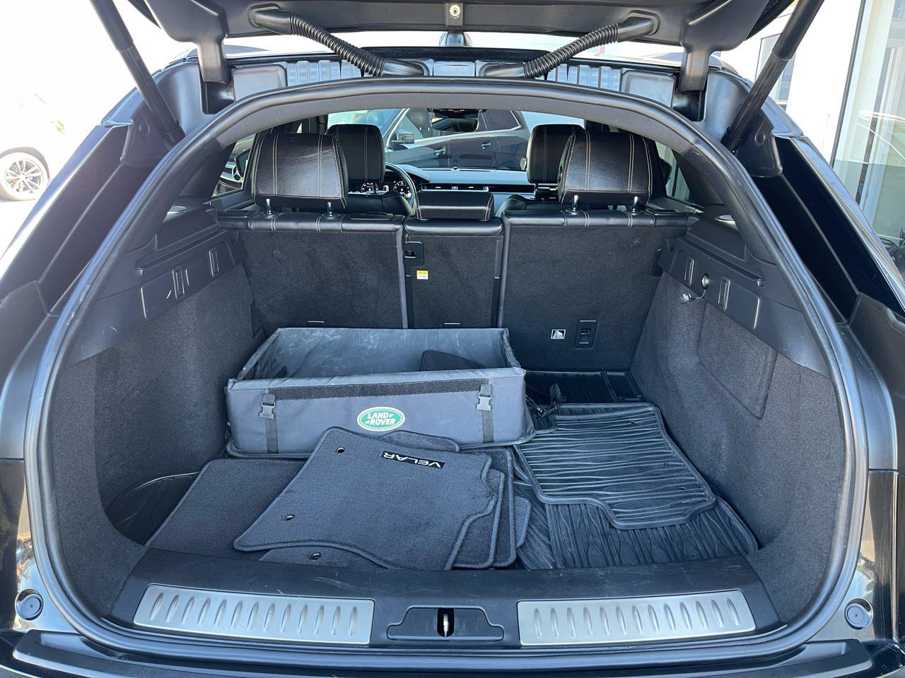 Used 2019 Land Rover Range Rover Velar R-Dynamic SE AWD/4WD image 16