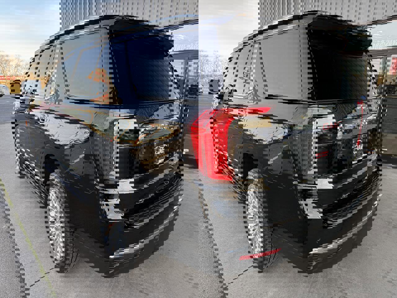 Used 2024 GMC Yukon SLT w/ SLT Luxury Package image 7