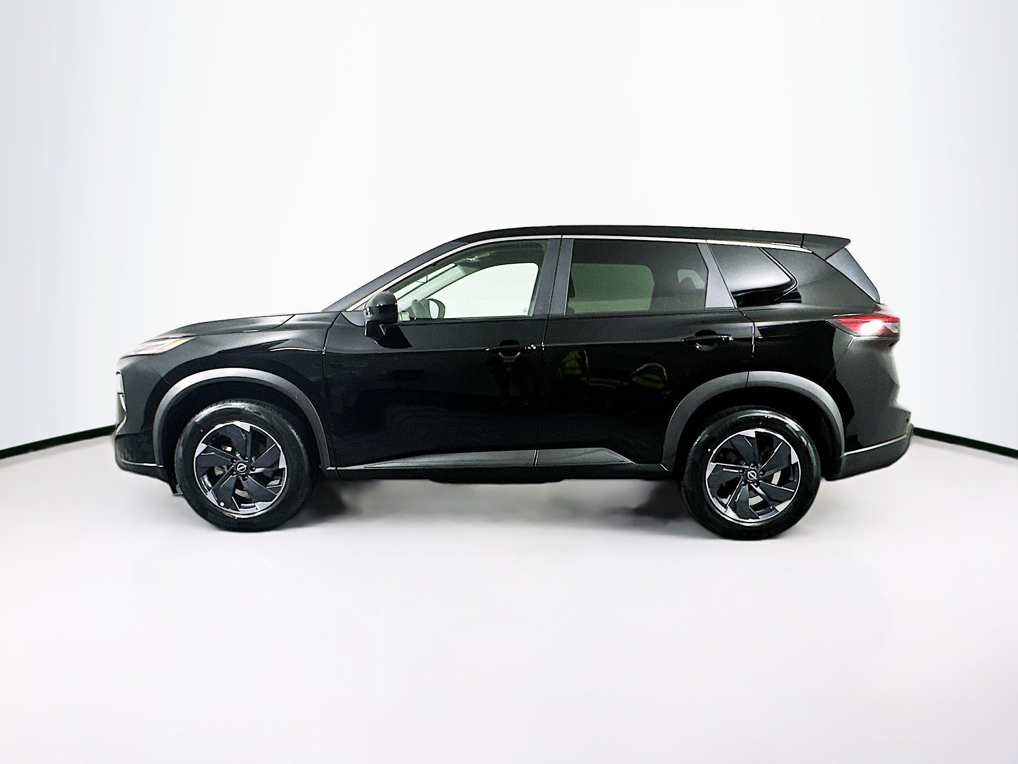Used 2025 Nissan Rogue SV image 4