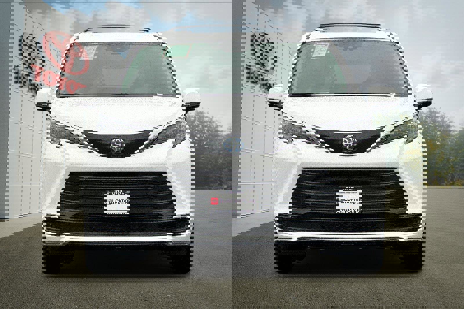 Used 2025 Toyota Sienna LE w/ LE Plus Package image 8