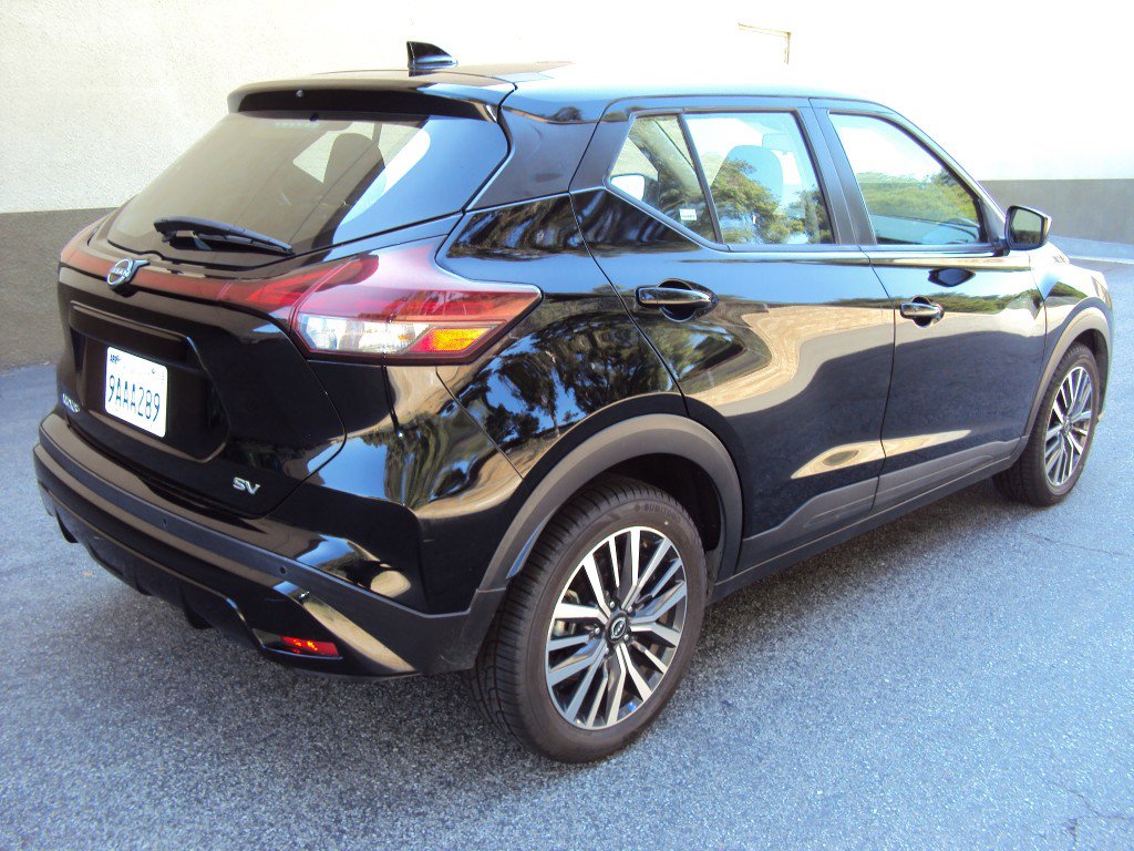 Used 2022 Nissan Kicks SV image 4