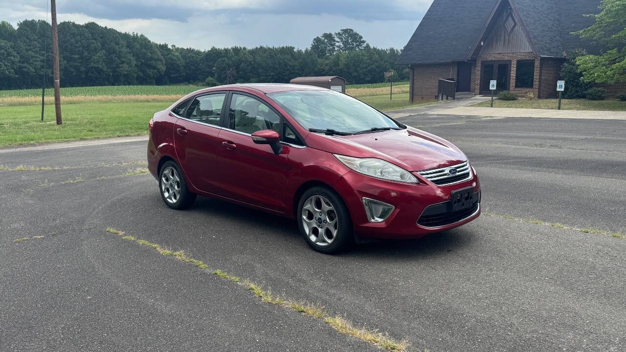 Used 2013 Ford Fiesta Titanium FWD image 2
