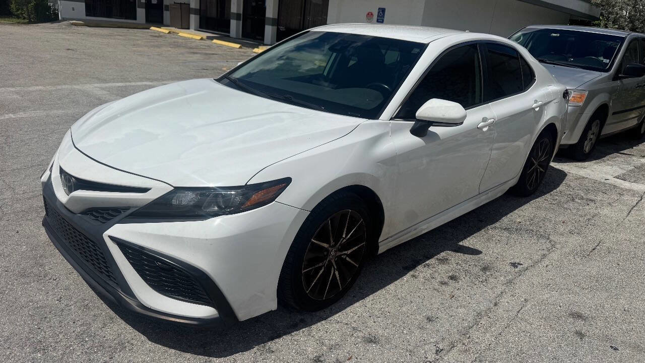 Used 2022 Toyota Camry SE image 1