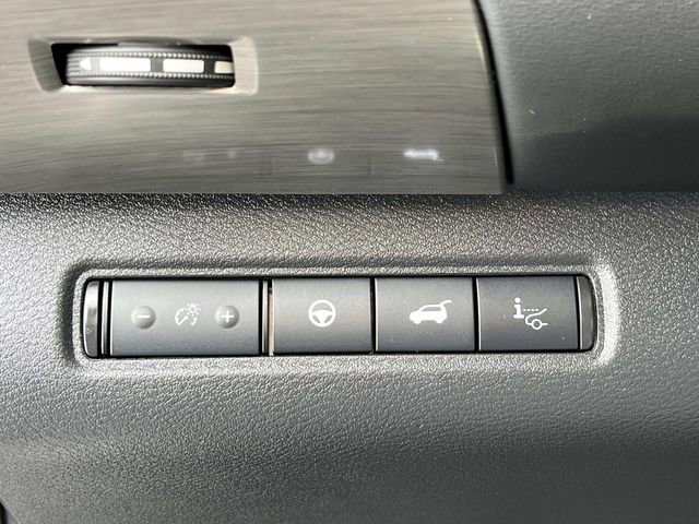 Used 2025 Nissan Pathfinder Platinum image 33