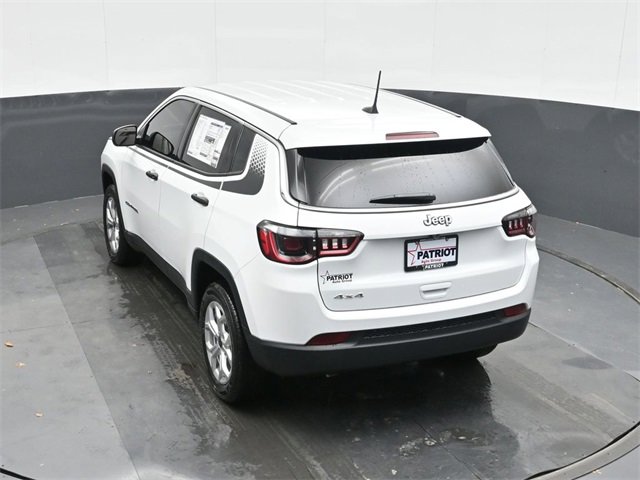 Used 2025 Jeep Compass Sport w/ Mopar Graphics Package image 27