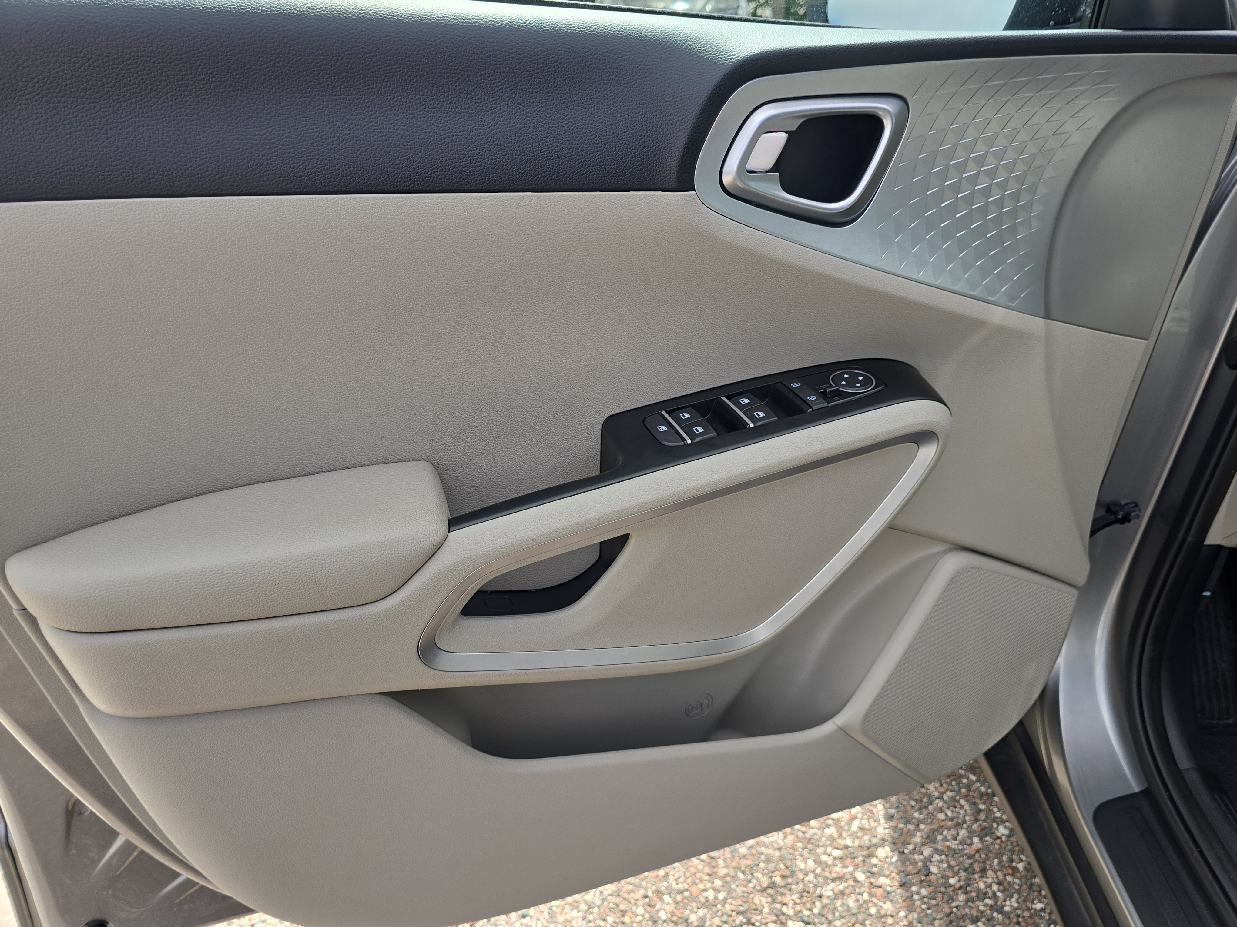 Certified 2025 Kia Soul LX w/ LX Technology Package FWD image 17