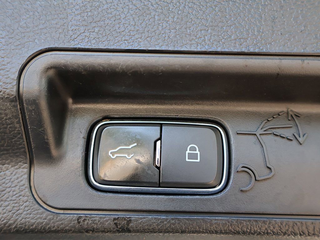 Used 2023 Ford Explorer XLT w/ Equipment Group 202A RWD image 18