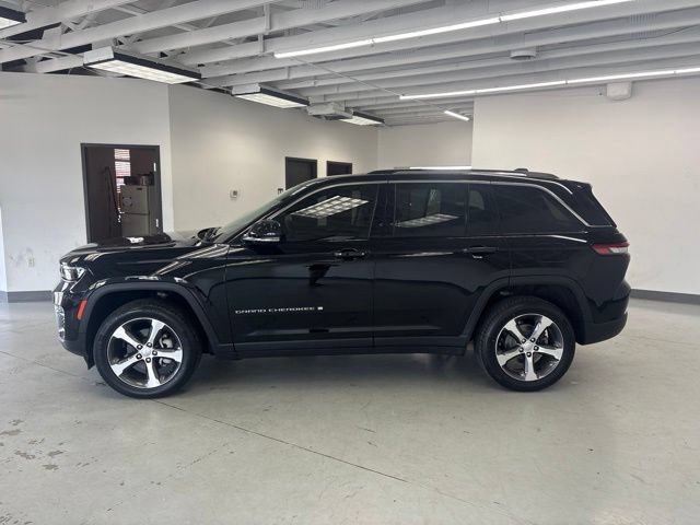 Used 2023 Jeep Grand Cherokee Limited w/ Trailer Tow Prep Group (B) AWD/4WD image 5