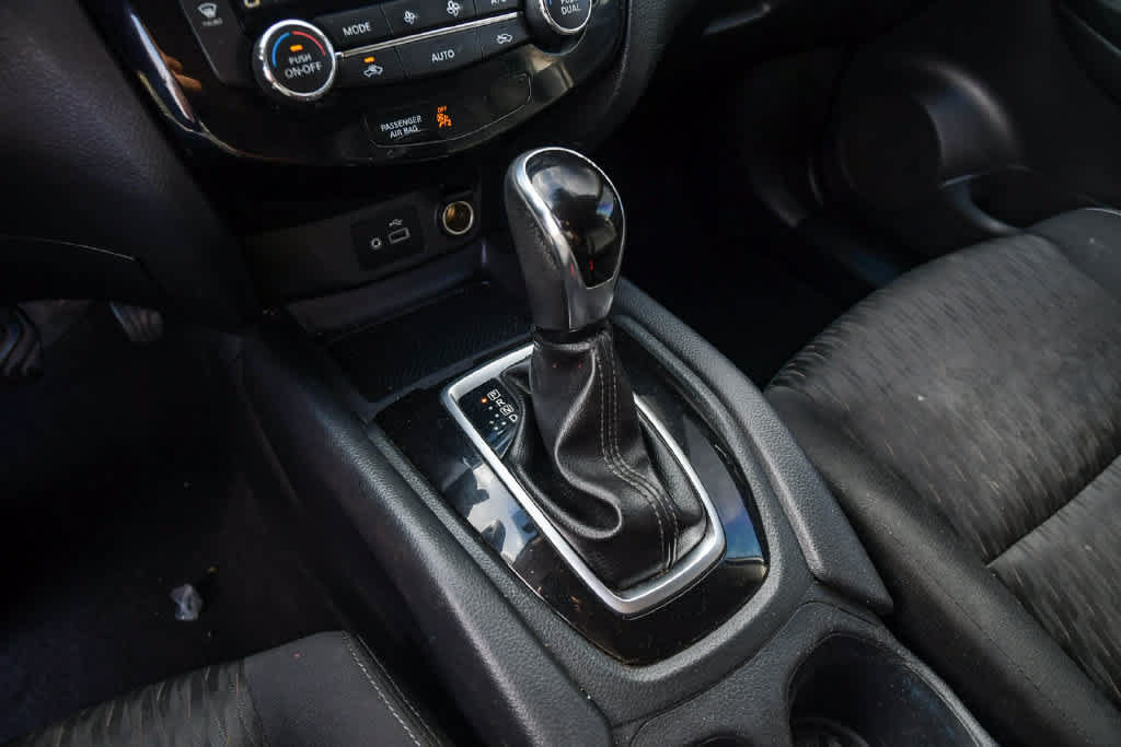 Used 2020 Nissan Rogue SV FWD image 21