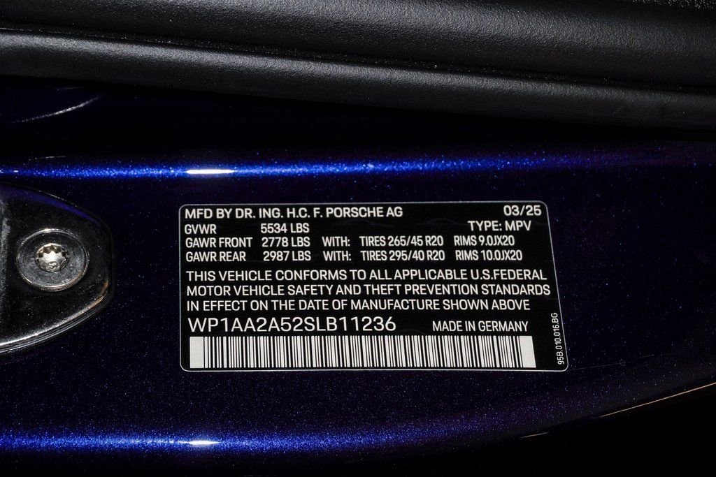 Certified 2025 Porsche Macan image 30