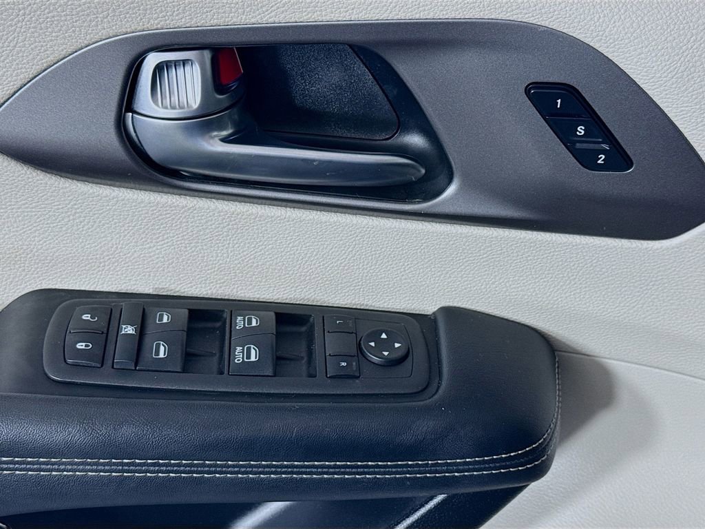 Used 2022 Chrysler Pacifica Touring-L FWD image 17