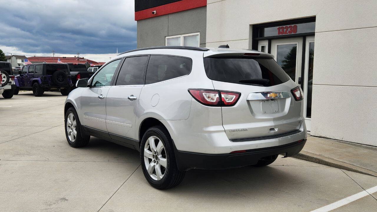 Used 2017 Chevrolet Traverse LT w/ Style and Technology Package FWD image 4