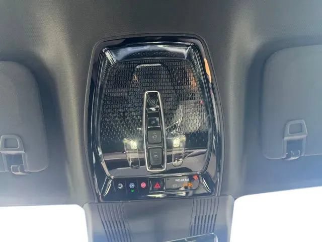 New 2027 Cadillac Vistiq Sport w/ LPO, Floor Liner Package AWD/4WD image 29