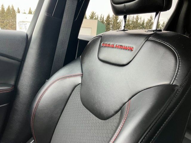 Used 2022 Jeep Cherokee Trailhawk w/ Comfort/Convenience Group image 9