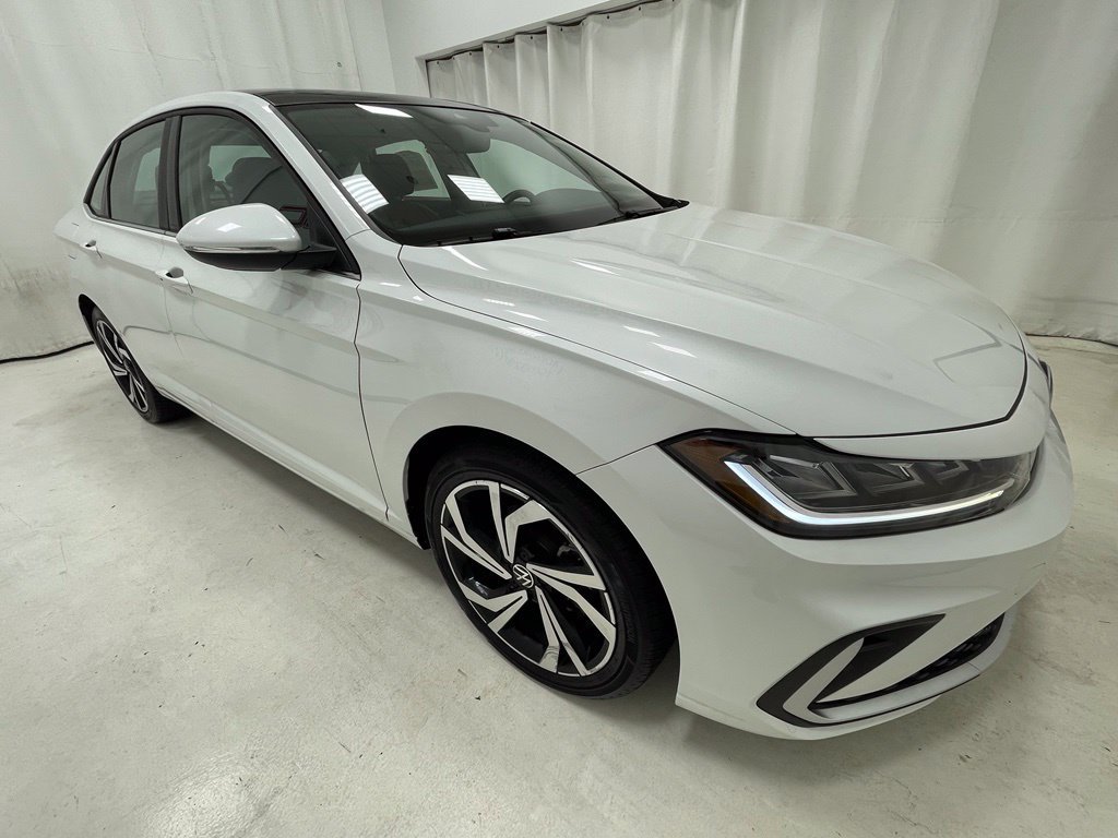 Used 2025 Volkswagen Jetta SEL FWD image 3
