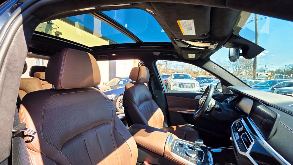 Used 2021 BMW X7 M50i w/ Dynamic Handling Package image 44