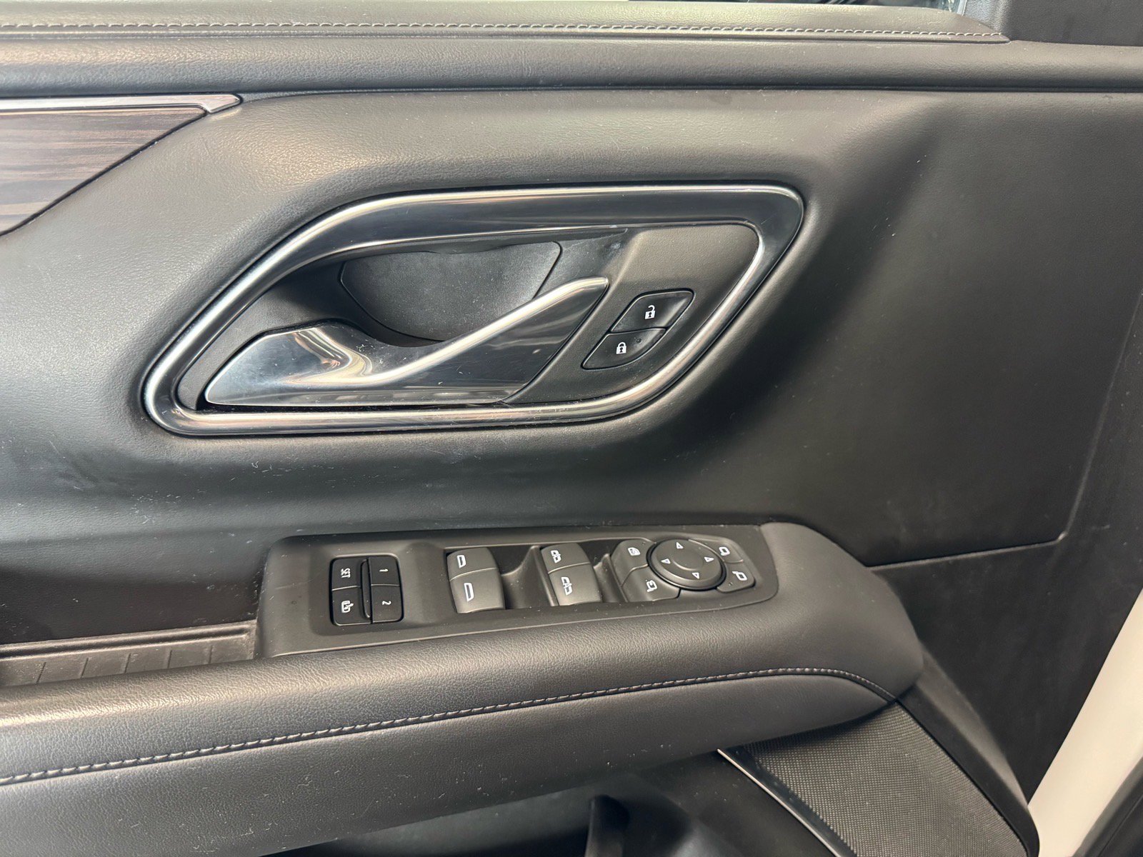 Used 2023 Chevrolet Suburban Z71 w/ Luxury Package AWD/4WD image 18