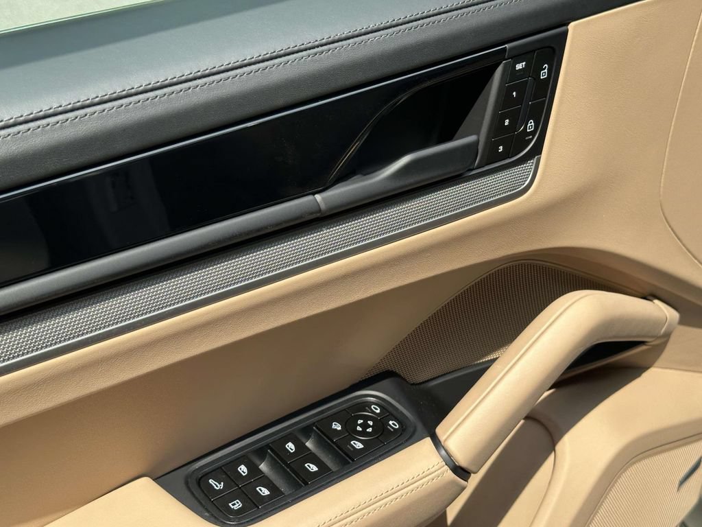 Certified 2025 Porsche Cayenne E-Hybrid AWD/4WD image 18