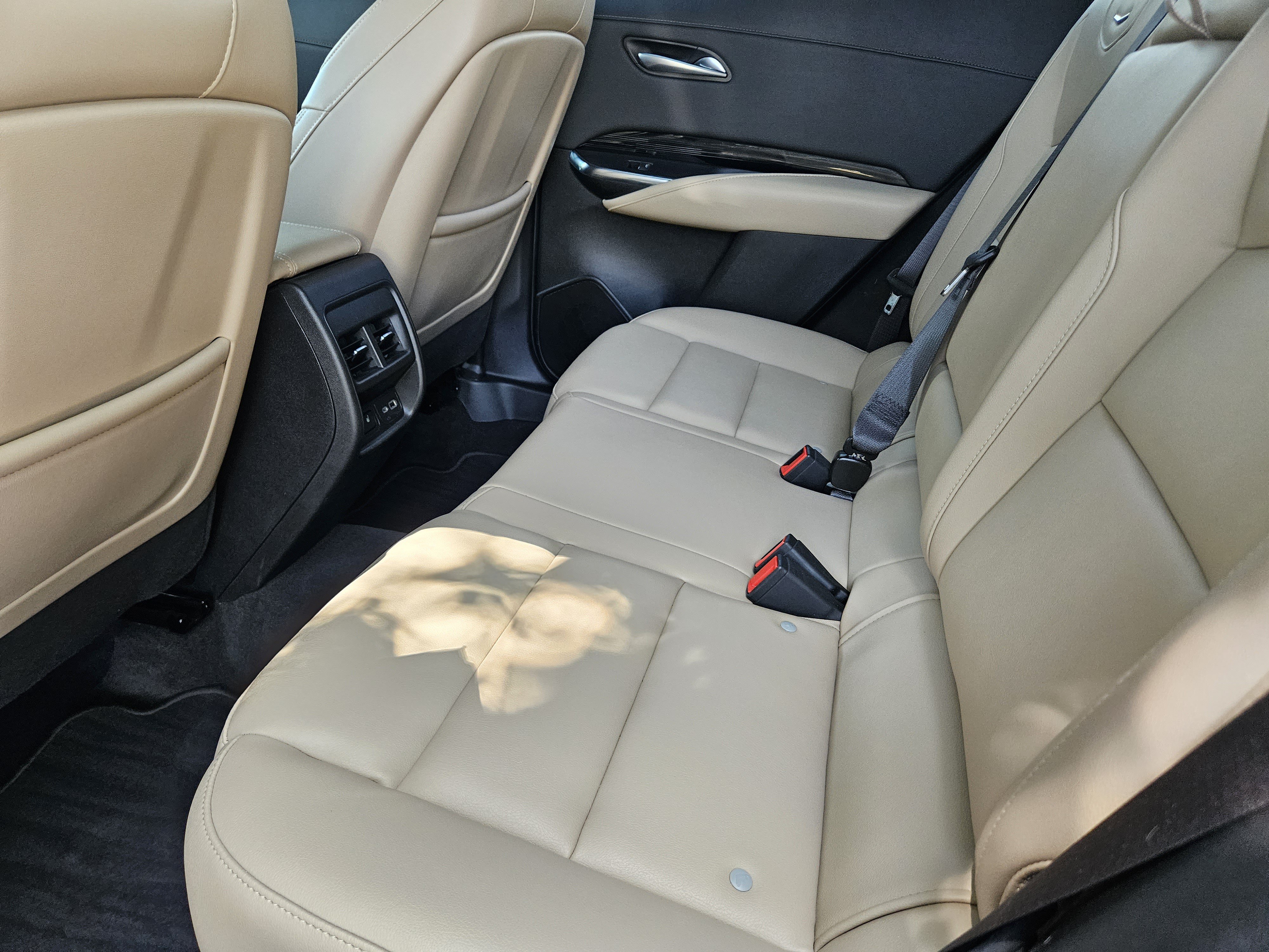 Used 2024 Cadillac XT4 Luxury w/ Cold Weather Package FWD image 22