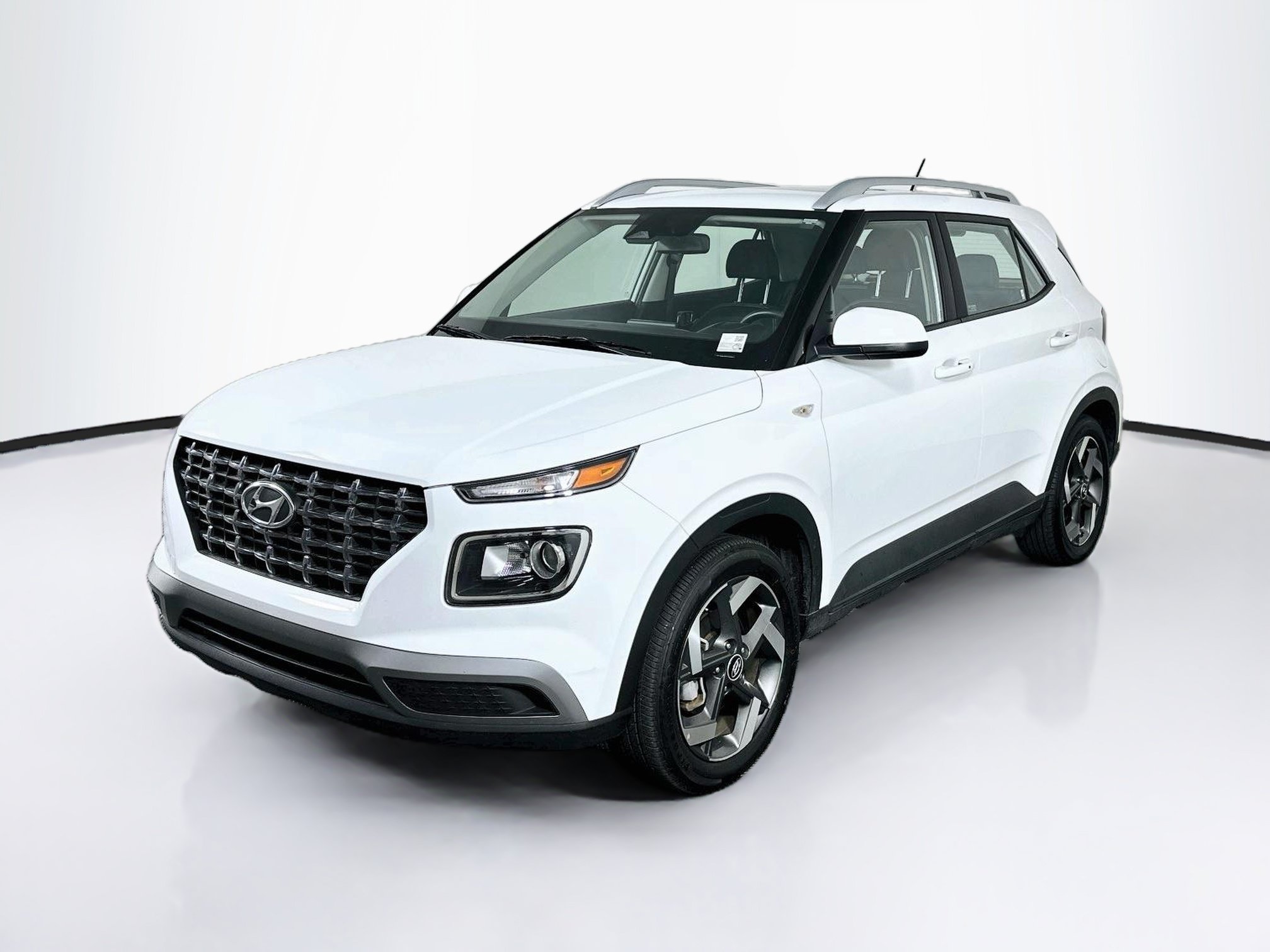 Used 2025 Hyundai Venue SEL FWD image 3