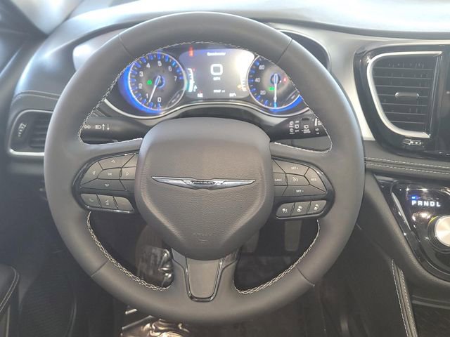 Used 2025 Chrysler Pacifica Limited image 13