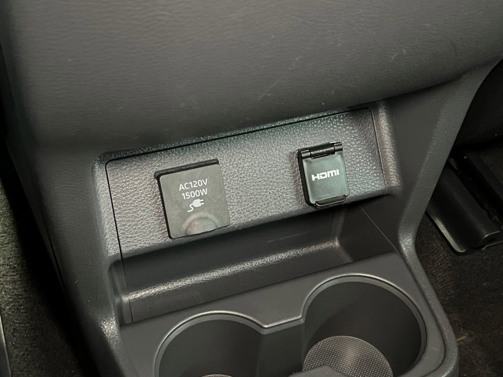 Used 2023 Toyota Sienna Limited image 25