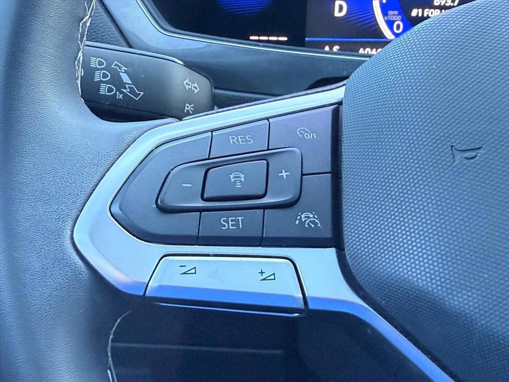Used 2023 Volkswagen Tiguan SE w/ Panoramic Sunroof Package FWD image 23