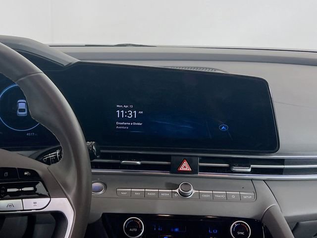 Used 2025 Hyundai Elantra SEL image 13