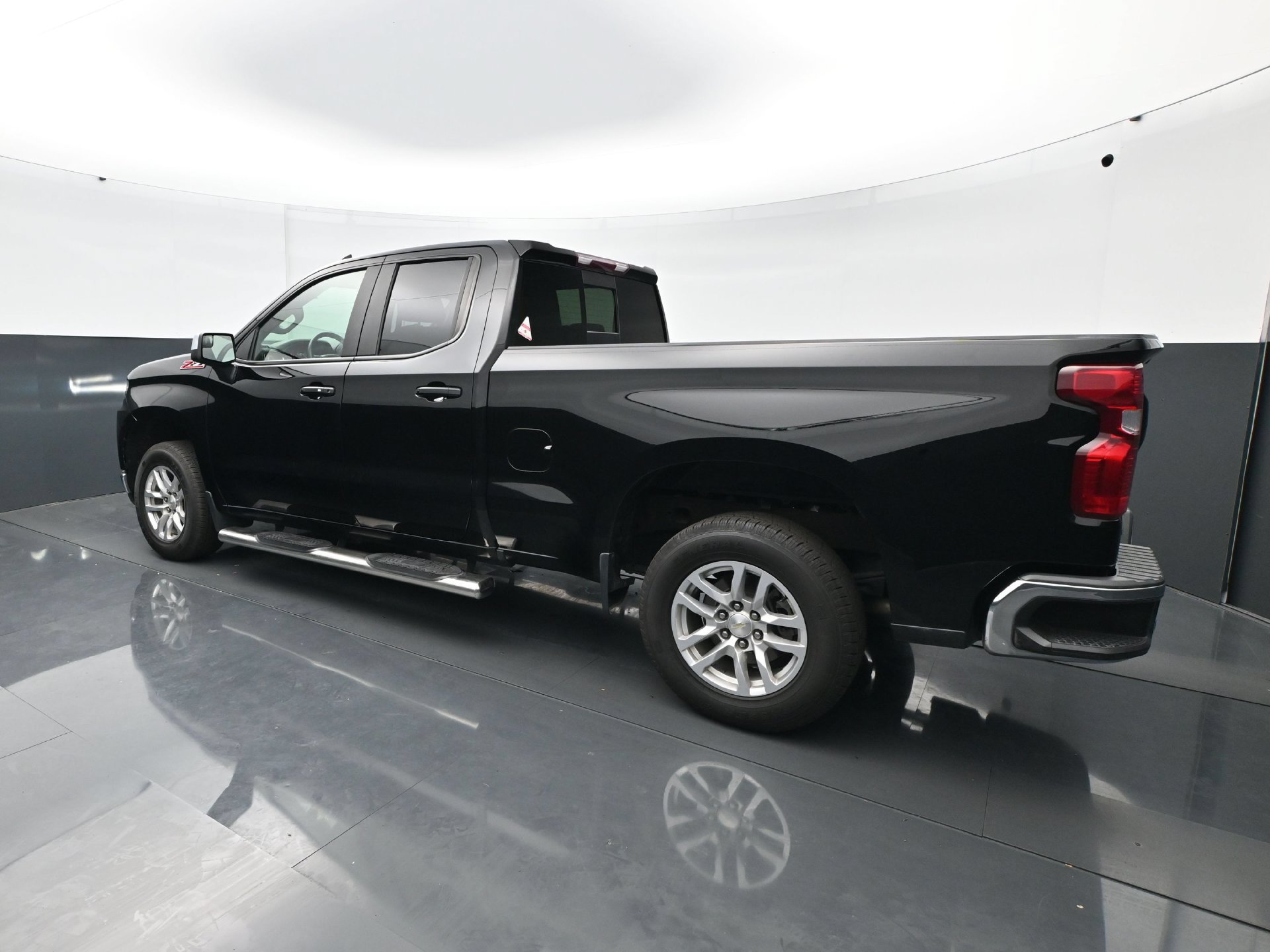 Used 2021 Chevrolet Silverado 1500 LT w/ Z71 Off-Road Package AWD/4WD image 4