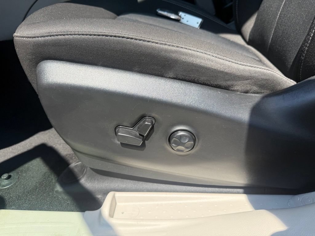 Used 2023 Chrysler Voyager LX FWD image 13