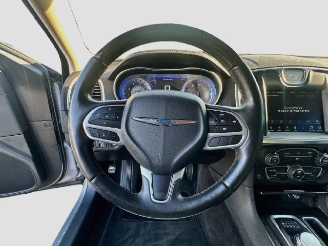 Used 2018 Chrysler 300 Limited RWD image 11