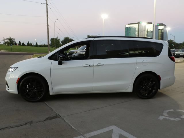 Used 2024 Chrysler Pacifica Touring-L w/ S Appearance Package FWD image 4