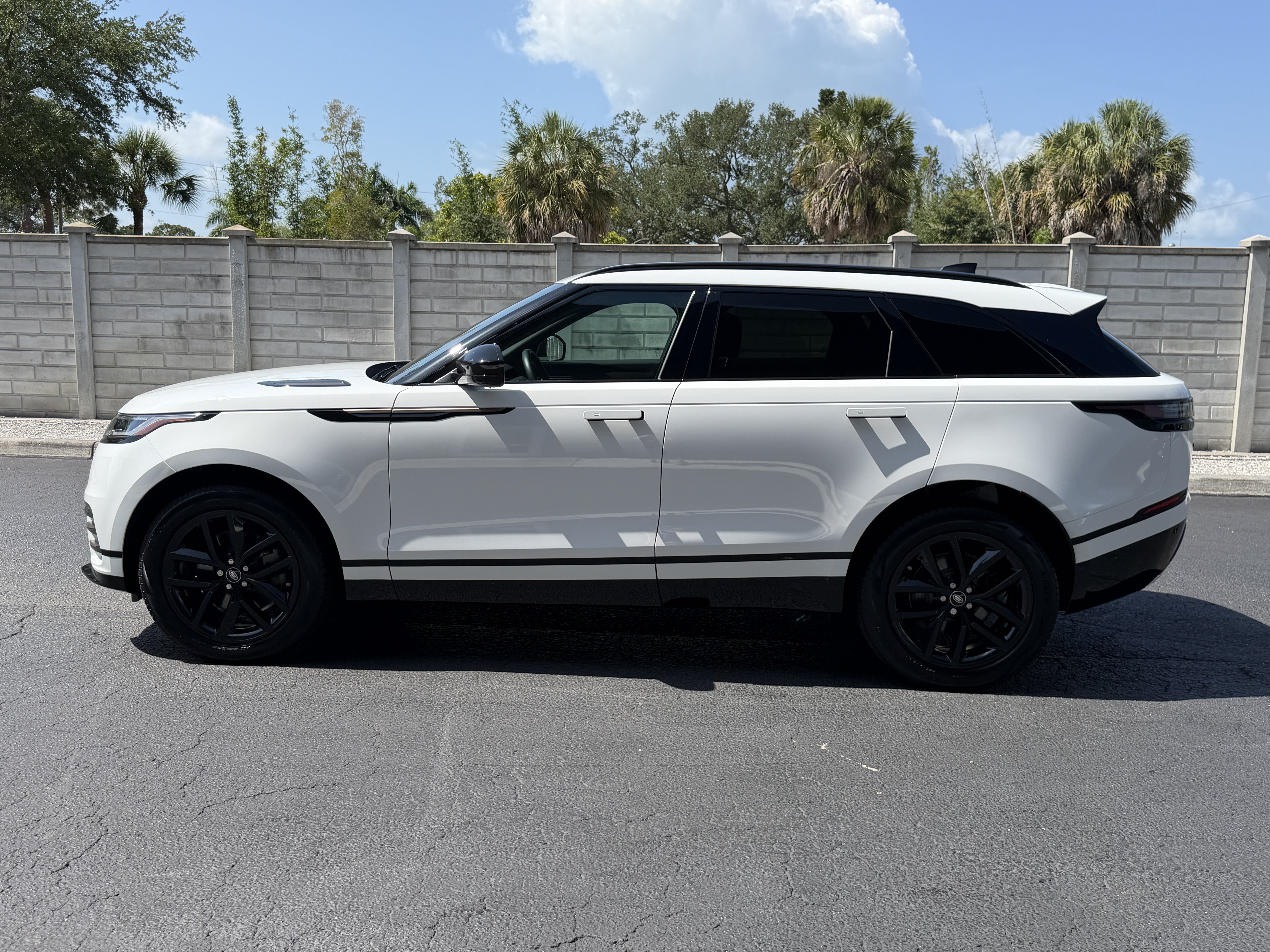 Used 2025 Land Rover Range Rover Velar Dynamic SE AWD/4WD image 2