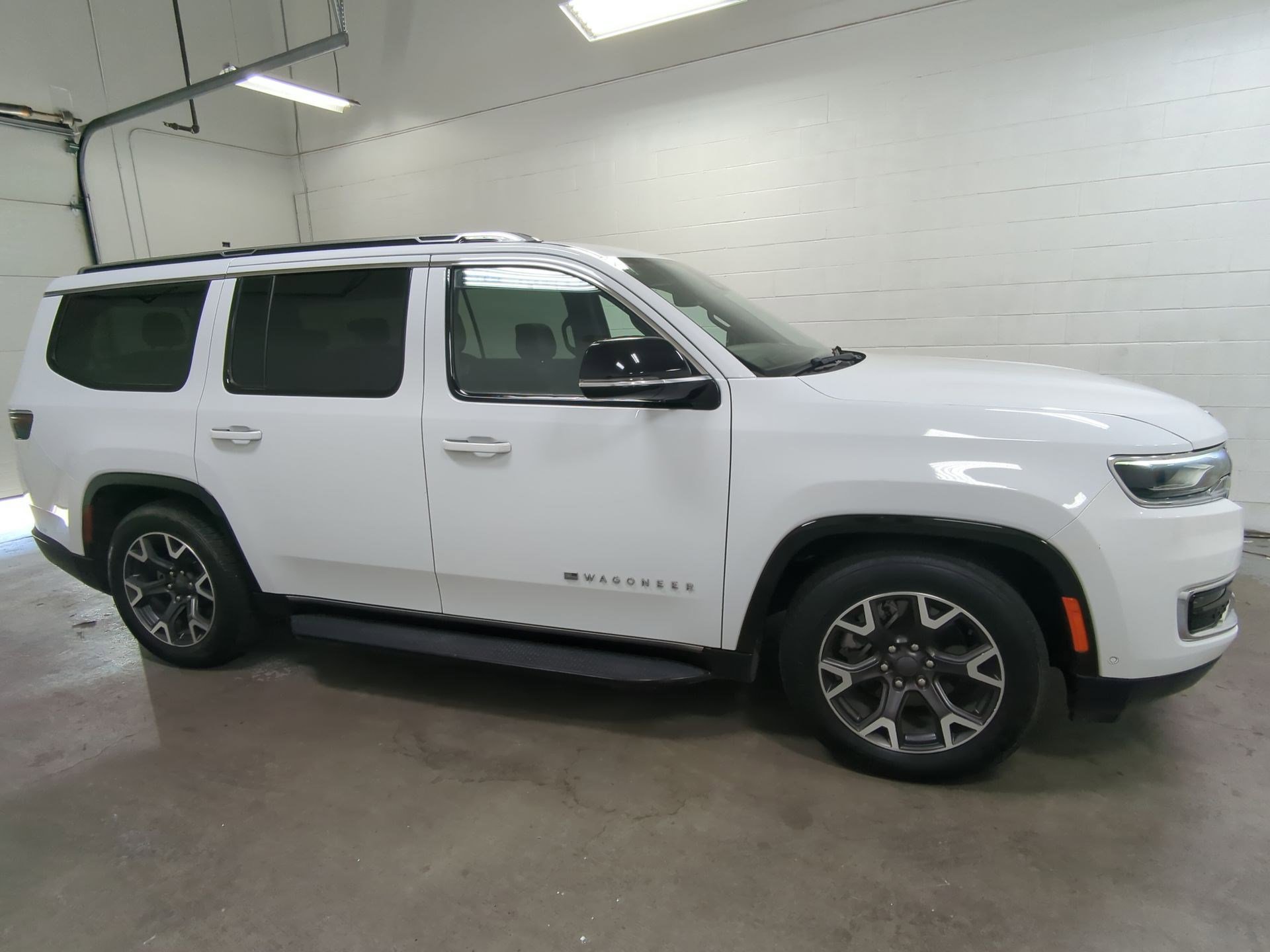 Used 2023 Jeep Wagoneer Series III w/ Preferred Equipment Group image 2