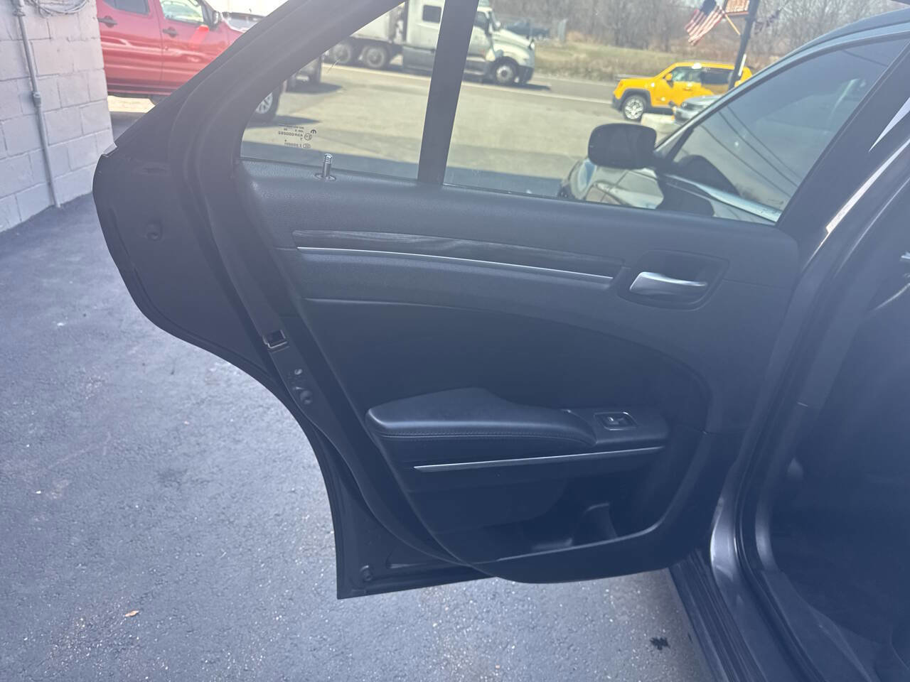 Used 2015 Chrysler 300 Limited RWD image 18