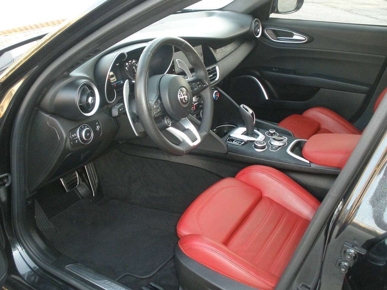 Used 2023 Alfa Romeo Giulia Sprint RWD image 2