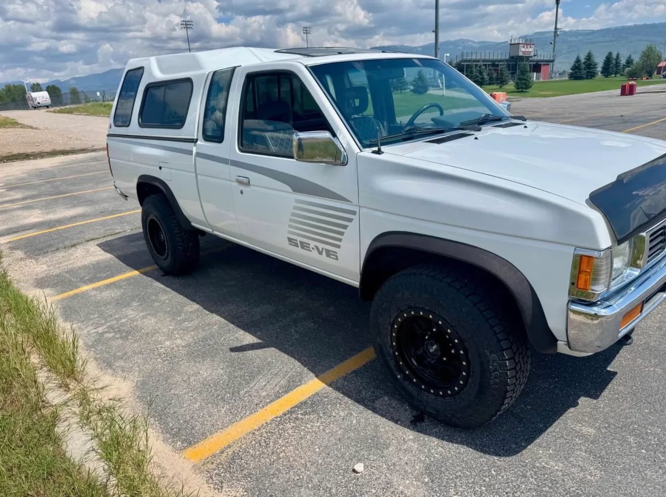 Used 1993 Nissan Pickup SE AWD/4WD image 2