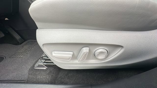 Used 2025 Toyota Highlander XLE FWD image 16