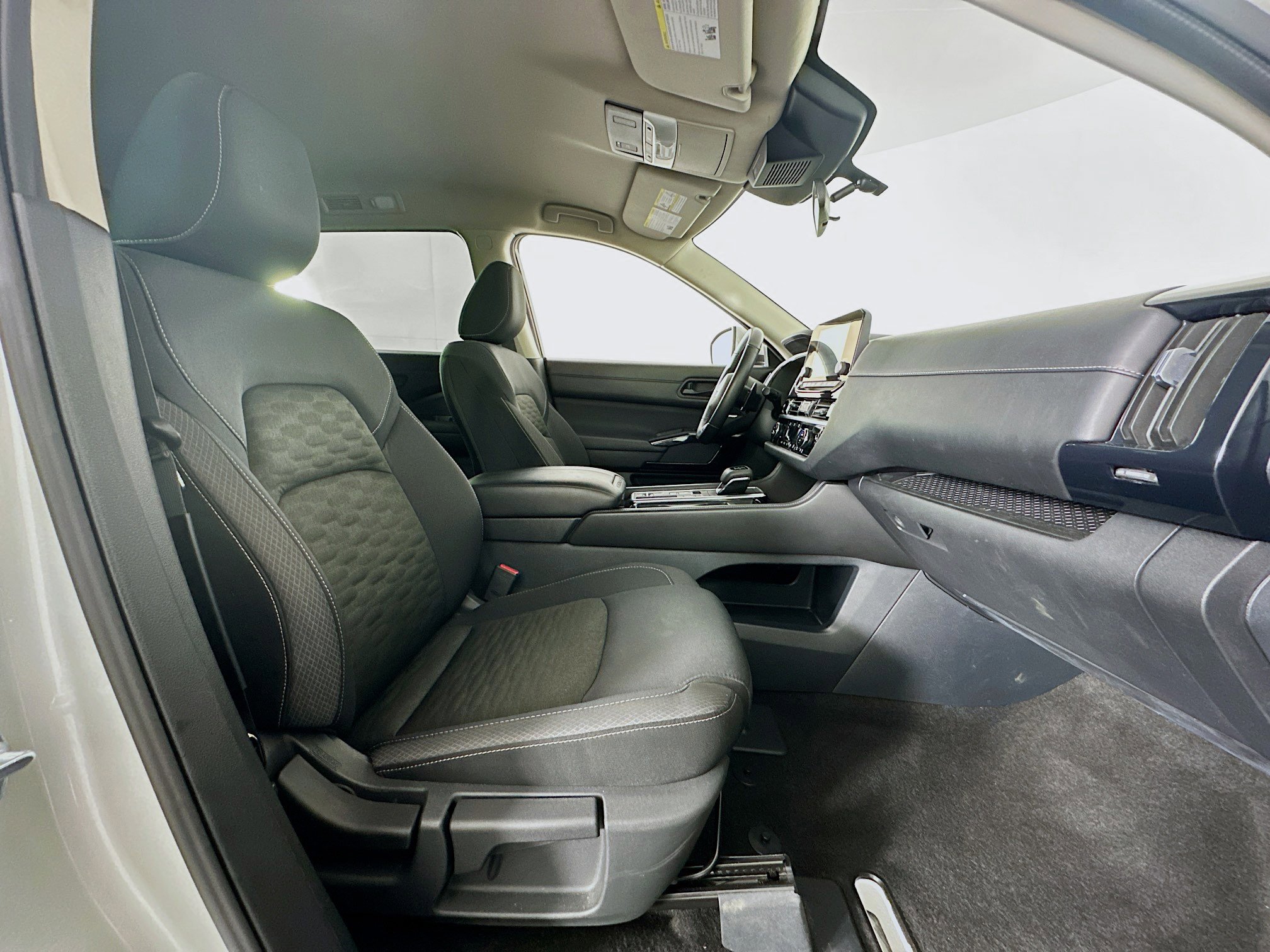 Used 2025 Nissan Pathfinder SV image 33