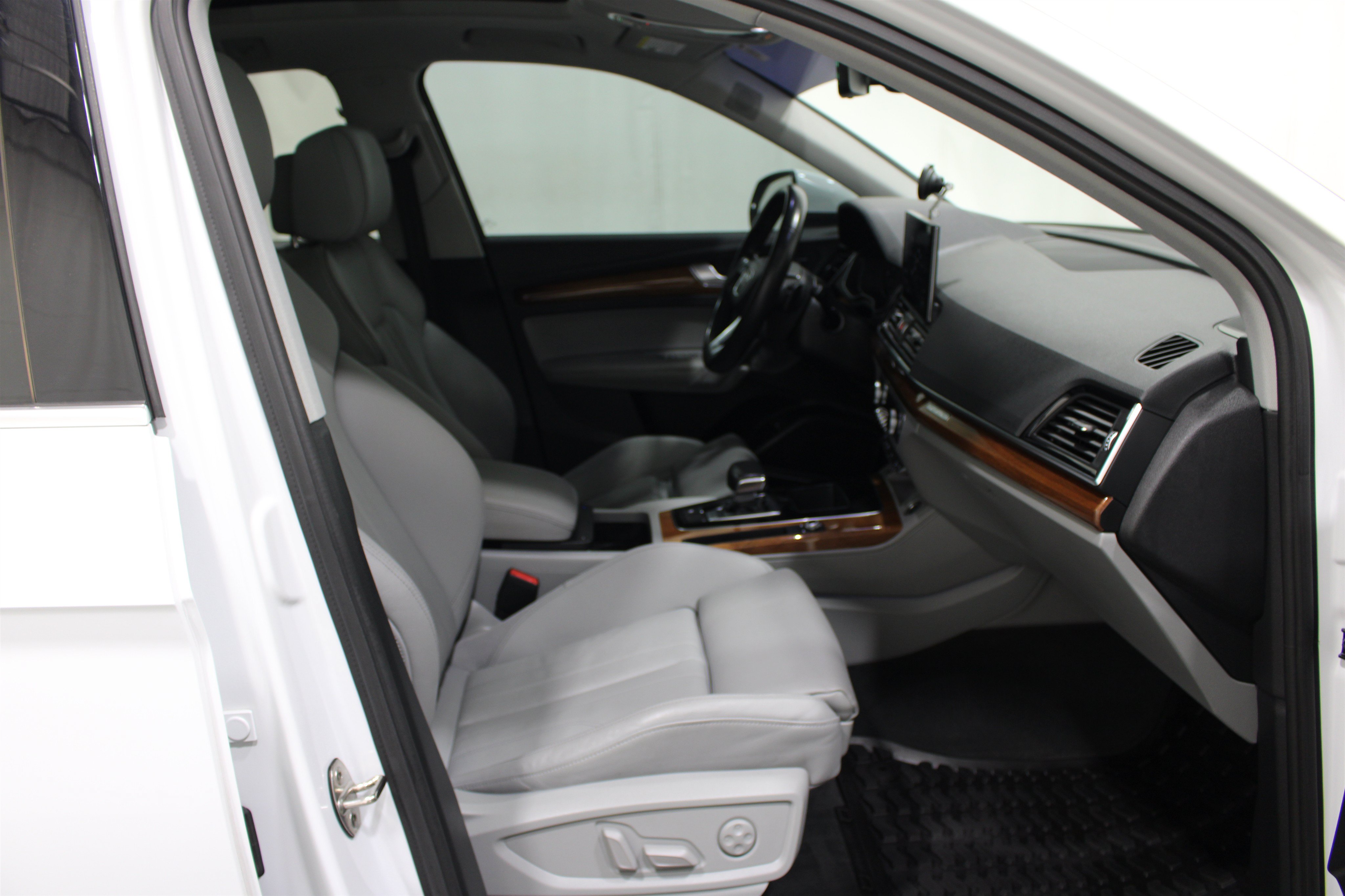 Used 2022 Audi Q5 e Premium Plus AWD/4WD image 27