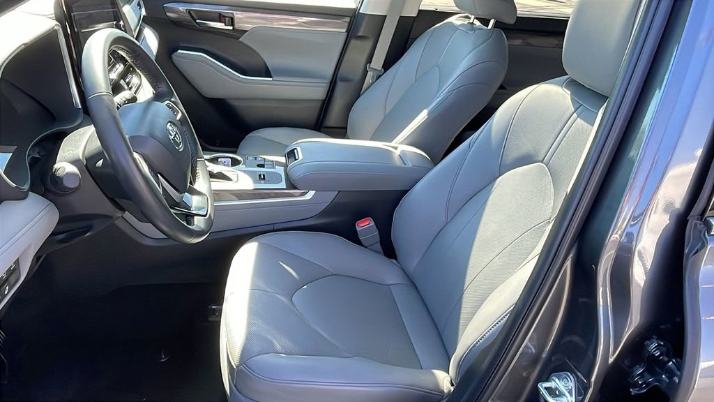 Used 2024 Toyota Highlander Limited image 11
