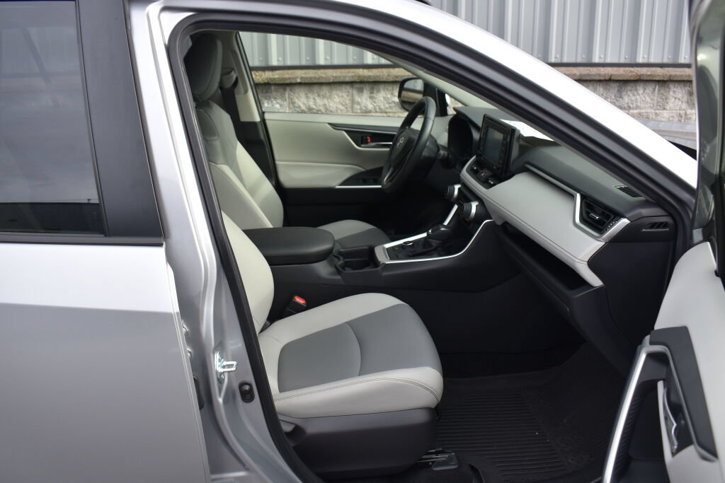 Certified 2021 Toyota RAV4 XLE Premium AWD/4WD image 25