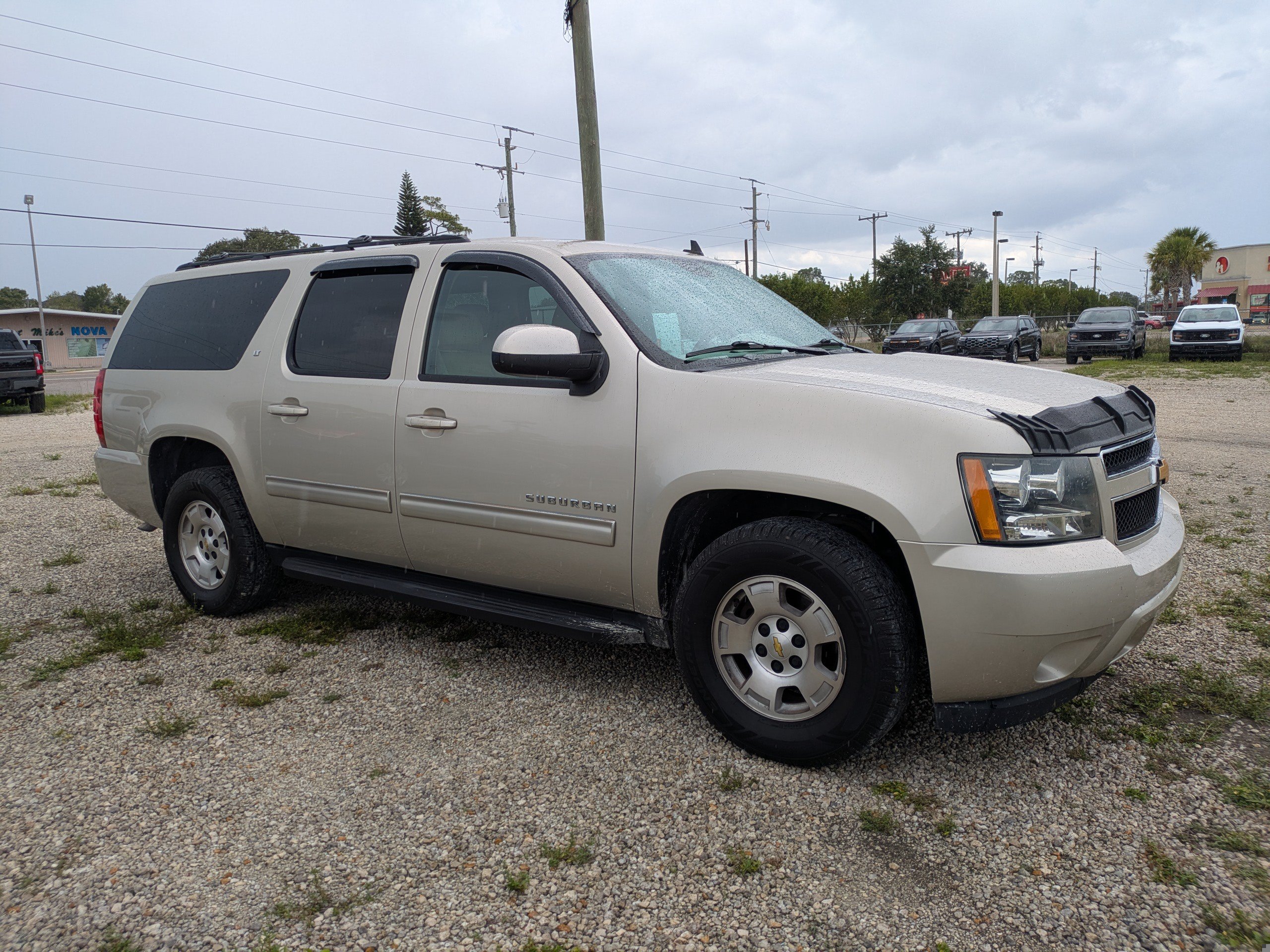 Used 2014 Chevrolet Suburban LT RWD image 2