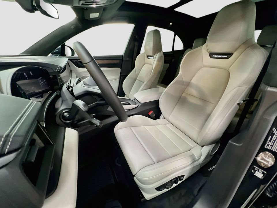 New 2026 Porsche Macan Turbo Electric AWD/4WD image 5