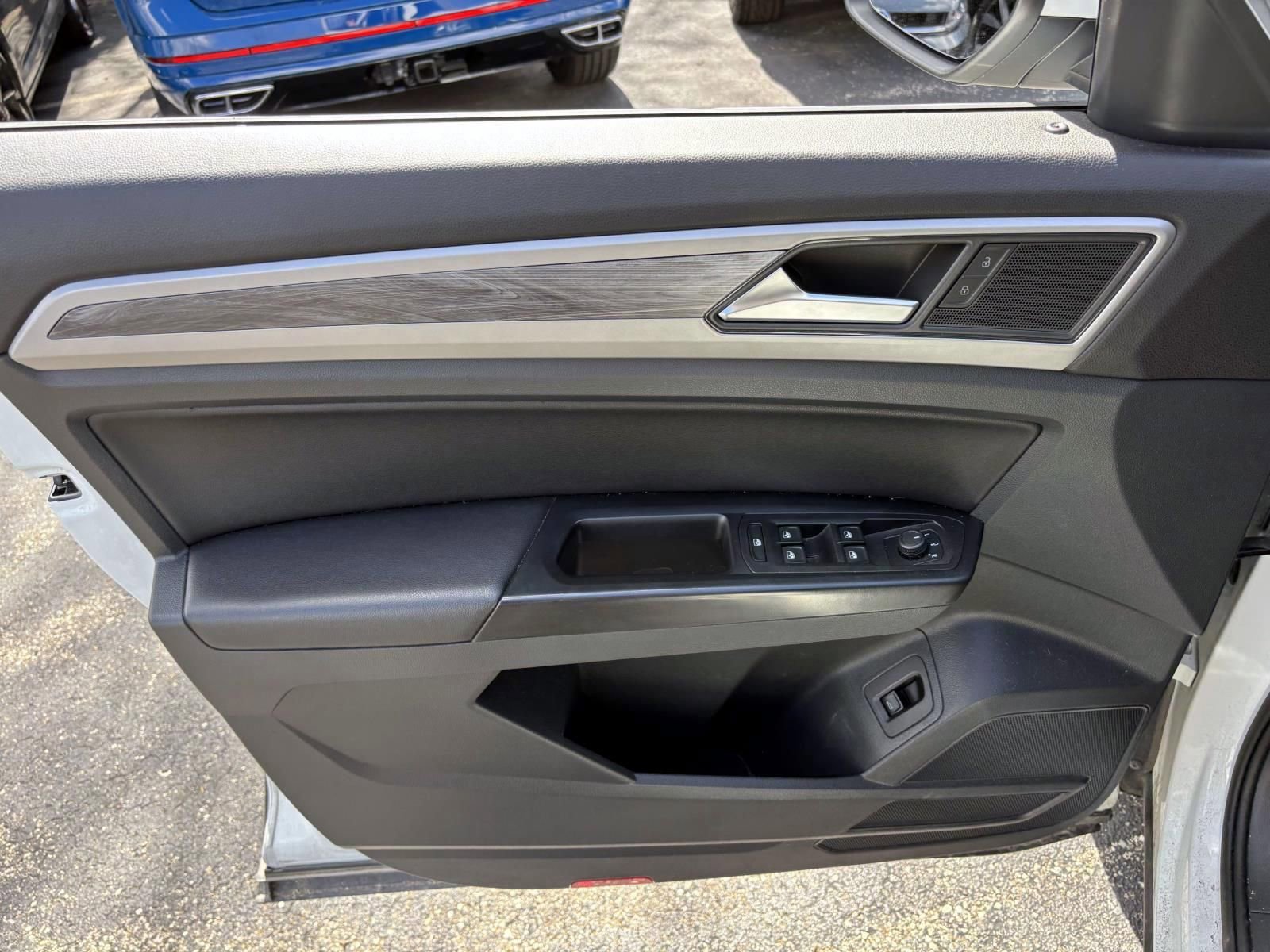 Used 2020 Volkswagen Atlas Cross Sport SE w/ Towing Package image 11