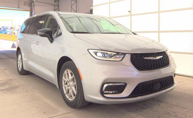 Used 2024 Chrysler Pacifica Touring-L FWD image 3